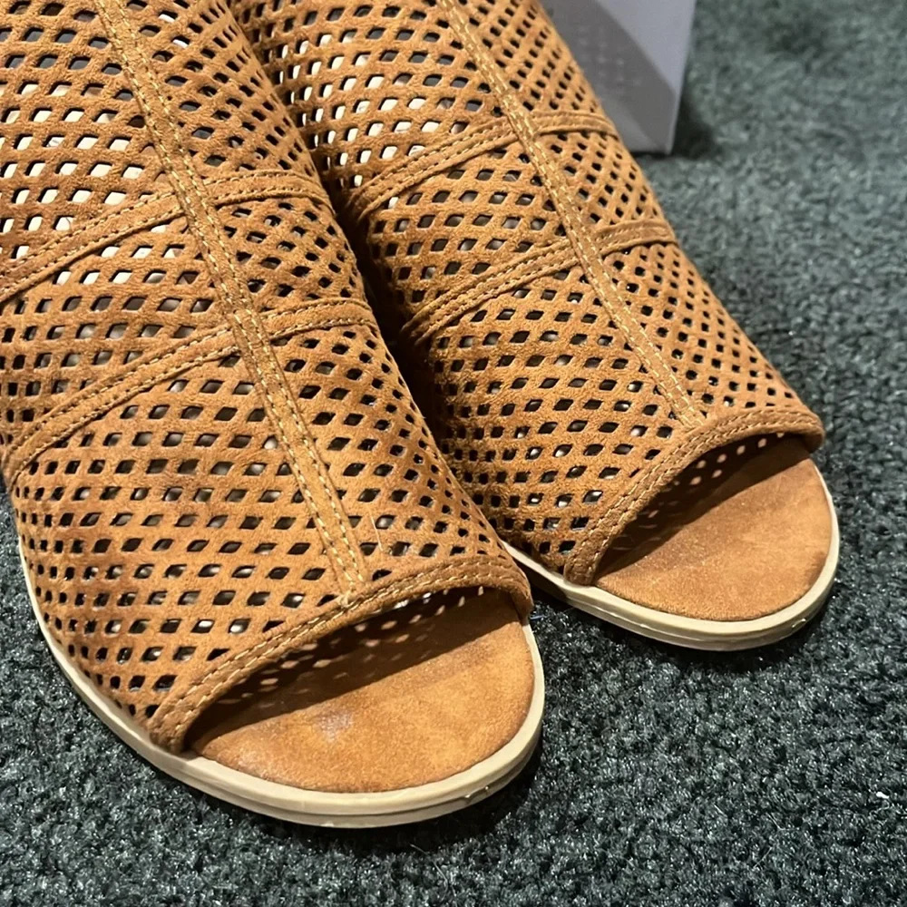 American Eagle Outfitters Tan Perforated Peep-Toe Sandals - Picture 2 of 7
